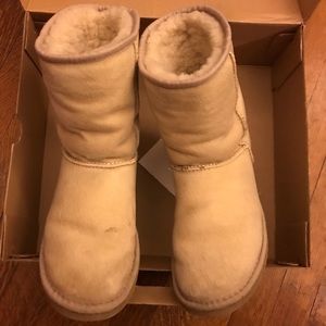 Well-loved Women’s sz 6 Sand classic short Uggs